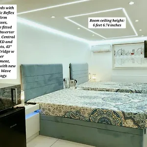 Frühstückspension Air Conditioned Modern Double Bed With Private Attached Bathroom - Free Parking - Near London Heathrow Airport & Broadway