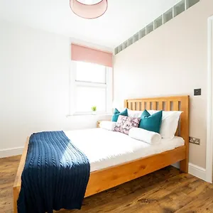 Redhill Garland- 1 Bed Ground Floor By Lgw Short Lets Apartment