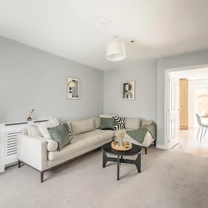 Windsor 10 Mins - 3 Bedrooms, 2 Bathrooms House With Parking Apartment